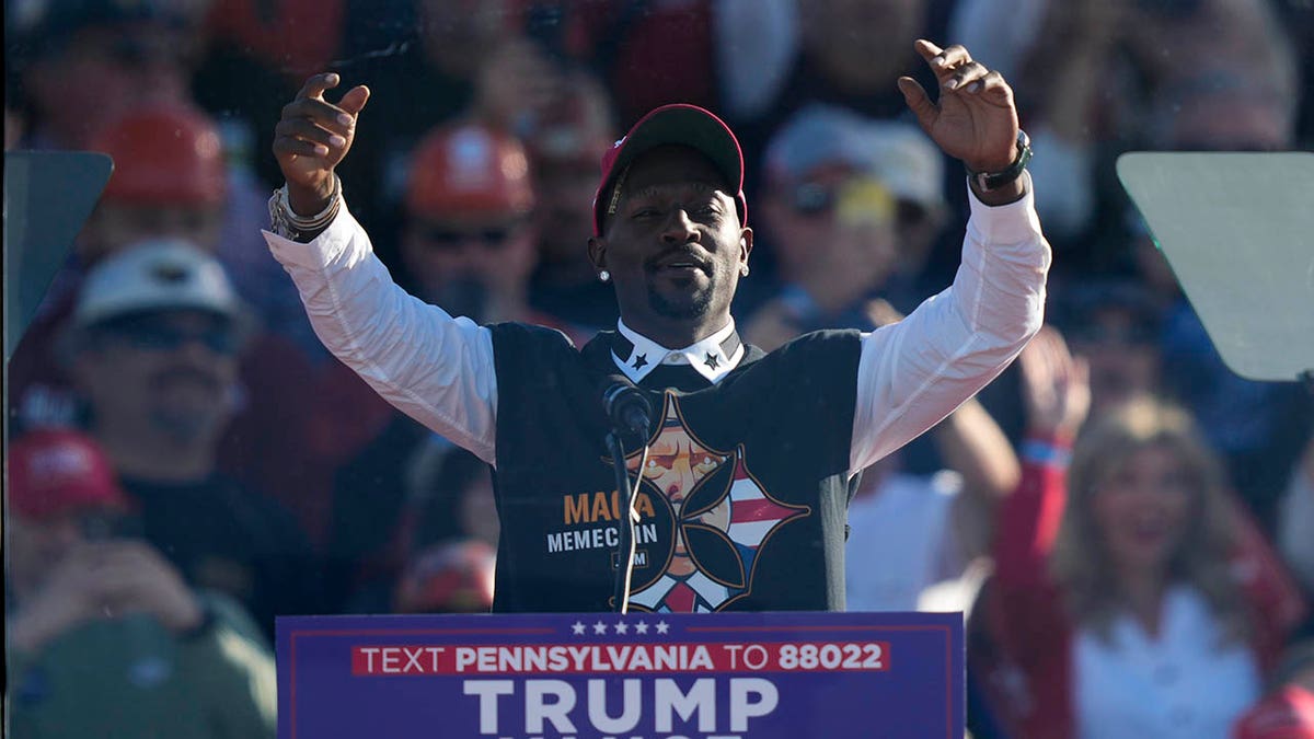 Antonio Brown speaks at Trump rally