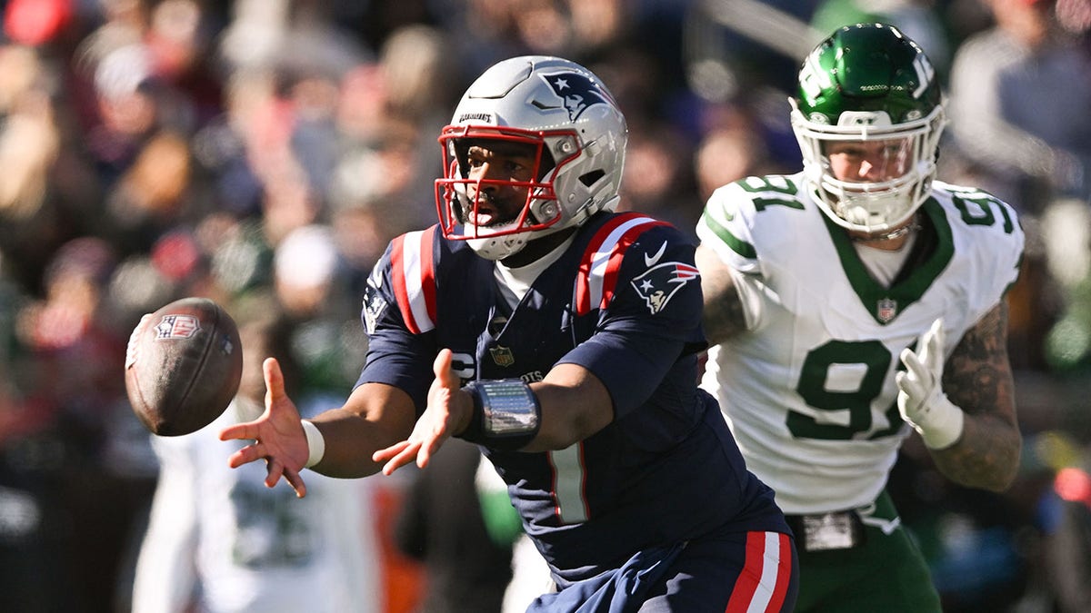 Jacoby Brissett tosses