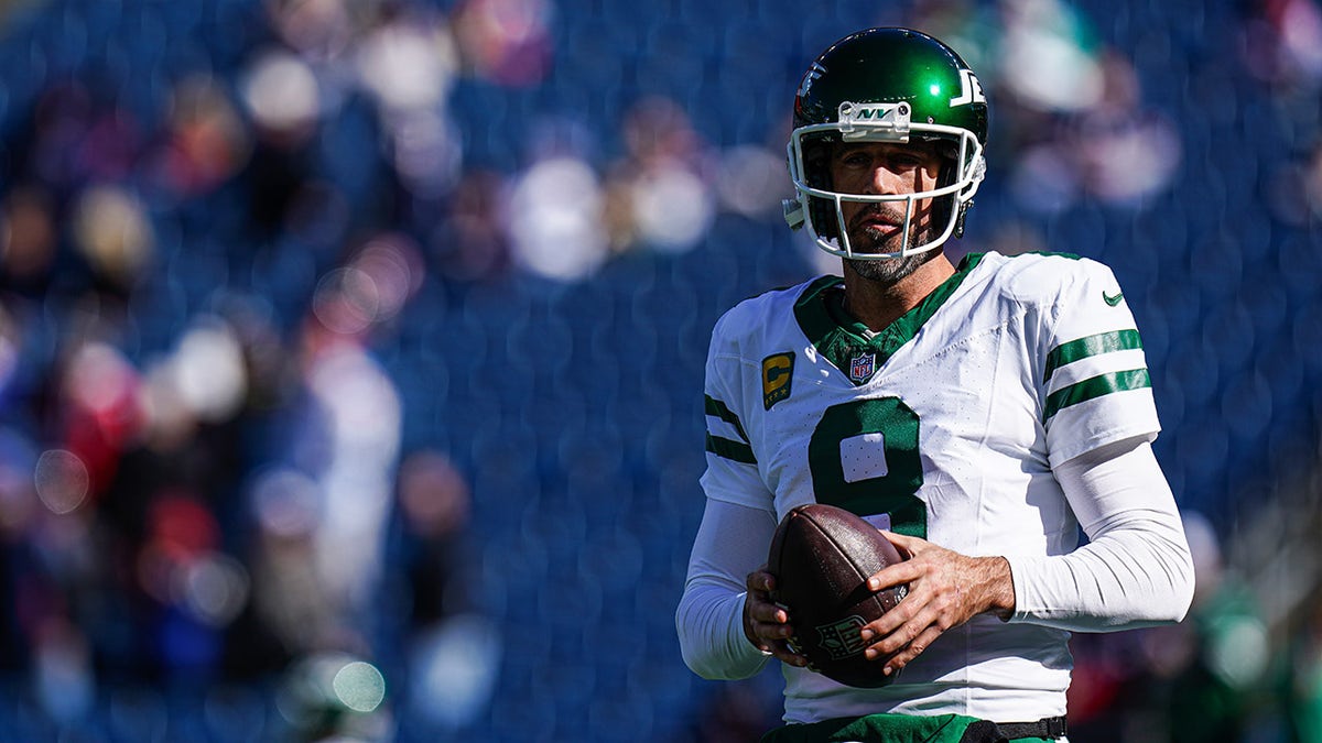 Aaron Rodgers warms up