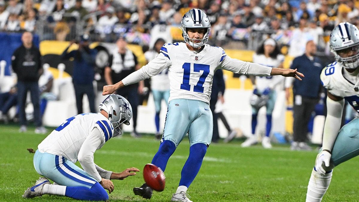 Brandon Aubrey kicks field goal