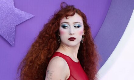 Pop star Chappell Roan snaps at ‘disrespectful’ photographer on red carpet, demands an apology