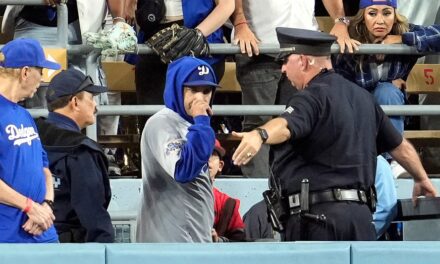 Dodgers fan interferes with potential clutch Yankees homer in World Series Game 1, fans recall Jeffrey Maier