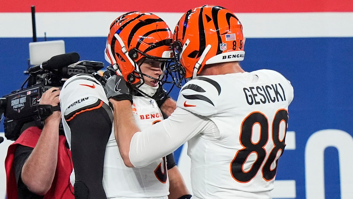 Joe Burrow celebrates touchdown