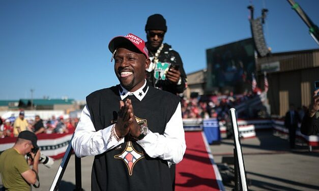 Antonio Brown, Le’Veon Bell Get Hyped With Steelers Fans And Continue To Promote Trump For President