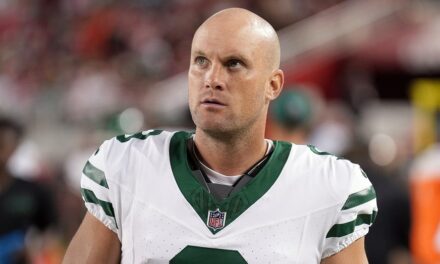 Jets kicker’s pre-game warmups interrupted by Vikings cheerleaders in hilarious scene