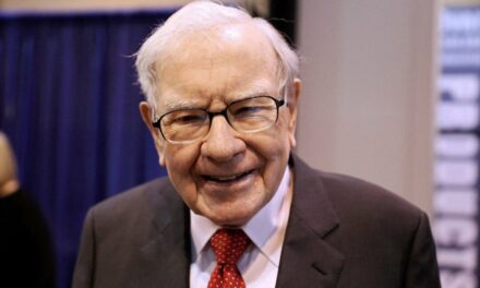 Warren Buffett Says He Doesn’t Endorse Candidates, Issues Warning on Impersonators