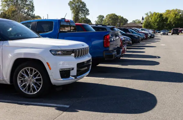 Early voters fill a parking lot near a polling station in Kannapolis, NC., on Oct. 17, 2024. (John Fredricks/The Epoch Times)