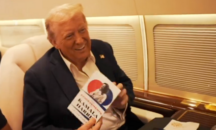 Popular podcasters give Trump a copy of “Kamala’s Greatest Achievements,” his reaction is priceless