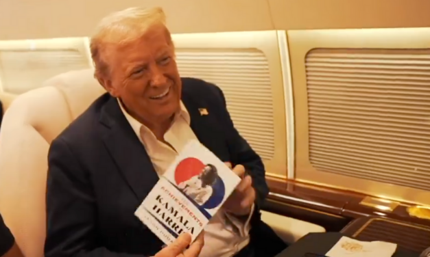 Popular podcasters give Trump a copy of “Kamala’s Greatest Achievements,” his reaction is priceless