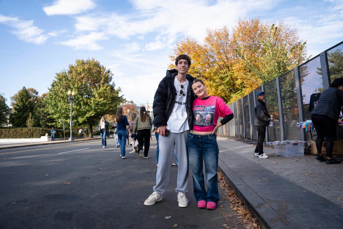 Brady Eagan (L) and Meredith Shea (R) ahead of Democratic presidential nominee Vice President Kamala Harris's closing arguments speech at The Ellipse in Washington on Oct. 29, 2024. (Madalina Vasiliu/The Epoch Times)