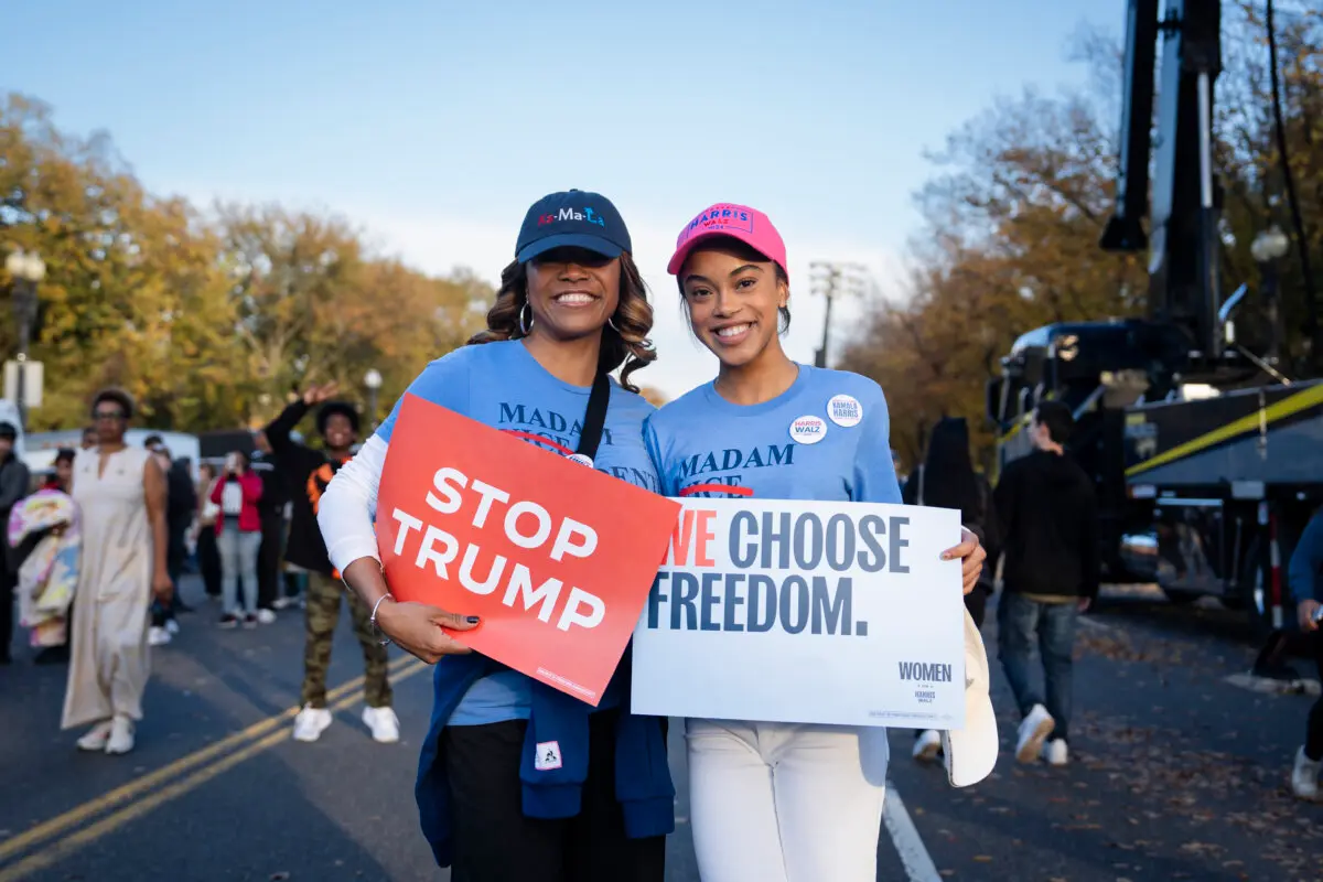 Maia Coleman-King (L) and her daughter ahead of Democratic presidential nominee Vice President Kamala Harris' closing arguments speech at The Ellipse in Washington on Oct. 29, 2024. (Madalina Vasiliu/The Epoch Times)