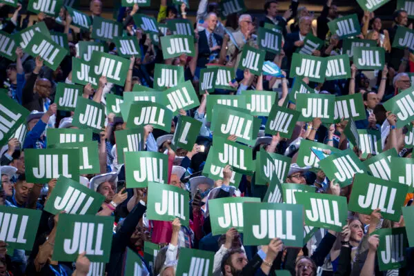 Delegates welcome First Lady Jill Biden at the Democratic National Convention (DNC) in Chicago on Aug. 19, 2024. (Madalina Vasiliu/The Epoch Times)