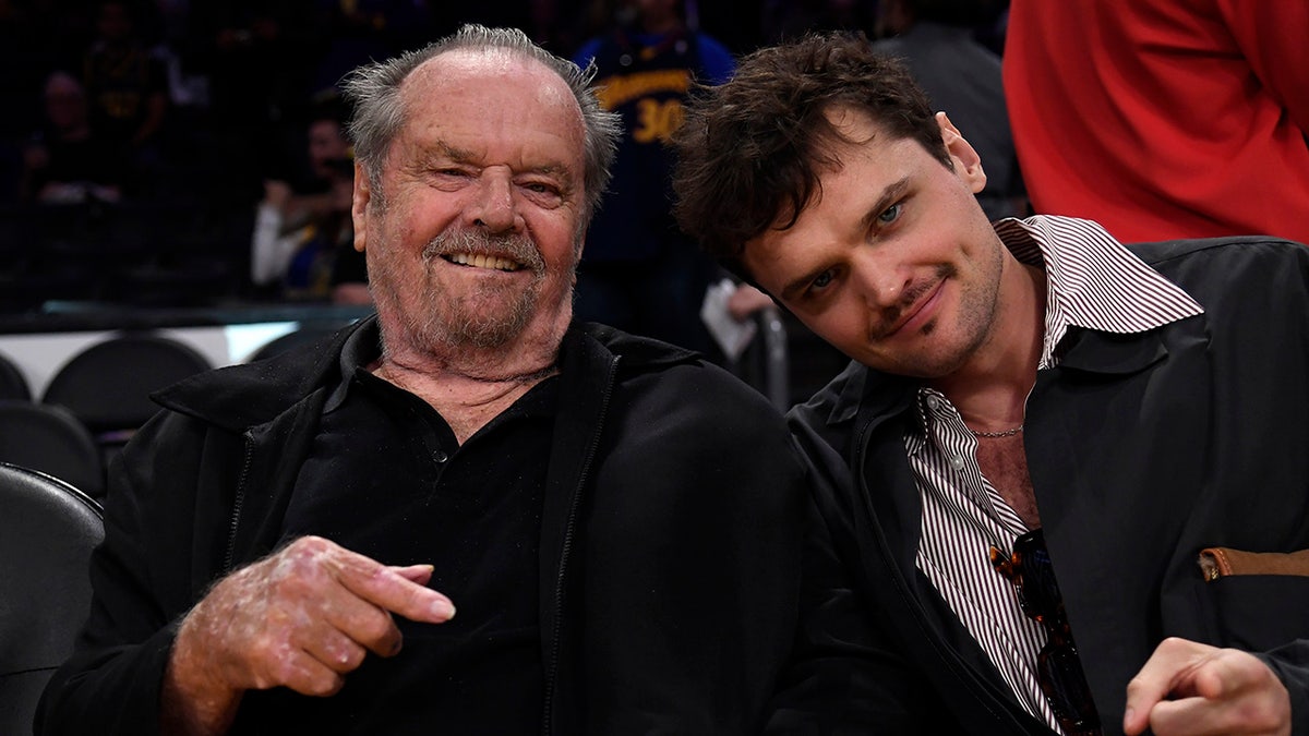 Jack Nicholson sitting with son Ray Nicholson at a Lakers game.