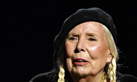 Singer Joni Mitchell Screams ‘F**k Trump’ at Hollywood Bowl