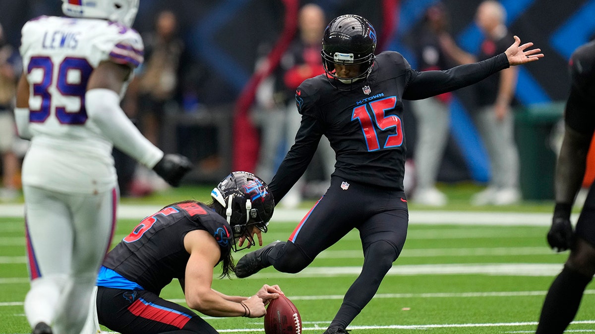 Ka'imi Fairbairn kicks field goal