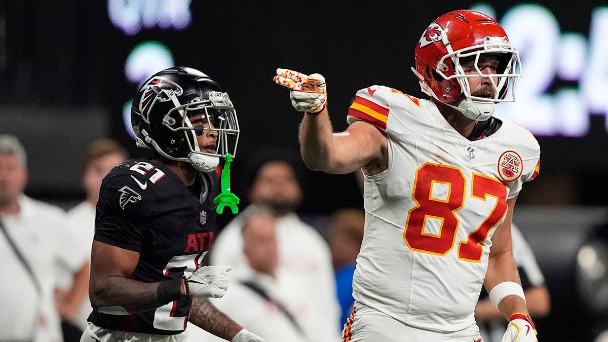 Travis Kelce celebrates