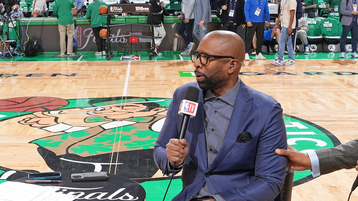 Kenny Smith at celtics game