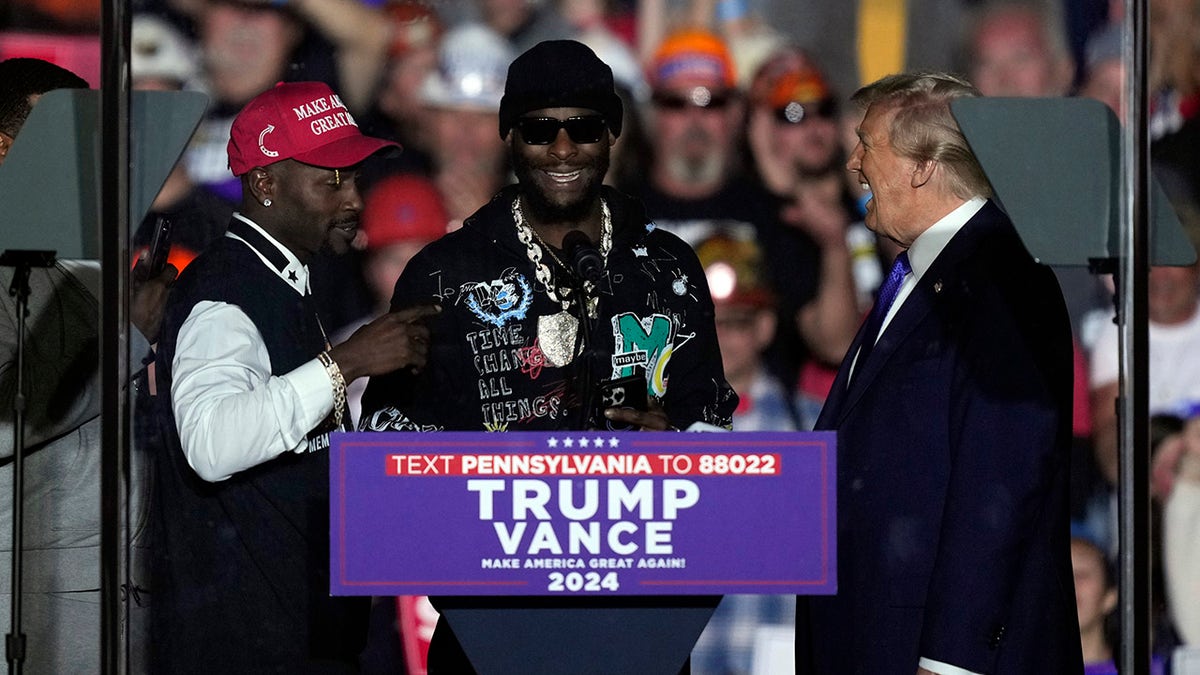 Le'Veon Bell and Antonio Brown with Trump