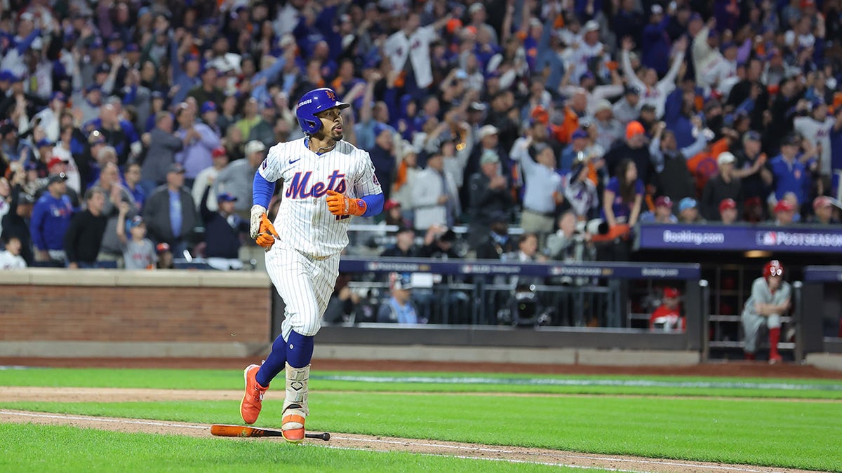 New York Mets shortstop Francisco Lindor celebrates with teammates