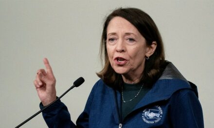 Striking Boeing workers boo after Democratic Sen. Maria Cantwell criticizes Trump