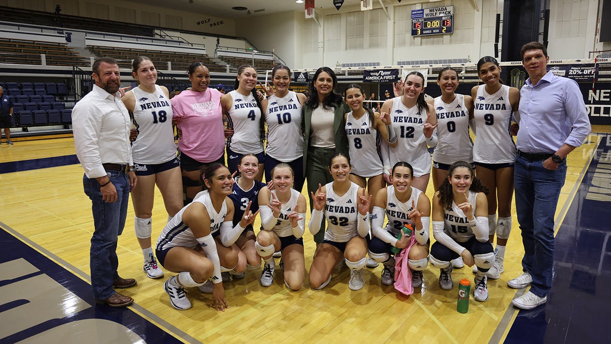 Nevada Wolf Pack women's volleyball players with Sam Brown and Tulsi Gabbard.