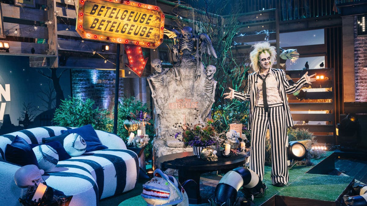 Kelly Clarkson dressed as Beetlejuice