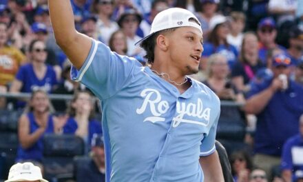 Patrick Mahomes goes wild in suite, screams in former teammate’s face as Royals tie ALDS game vs. Yankees