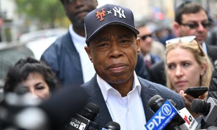 New York City Mayor Eric Adams roasted for wearing both Yankees, Mets logos on hat