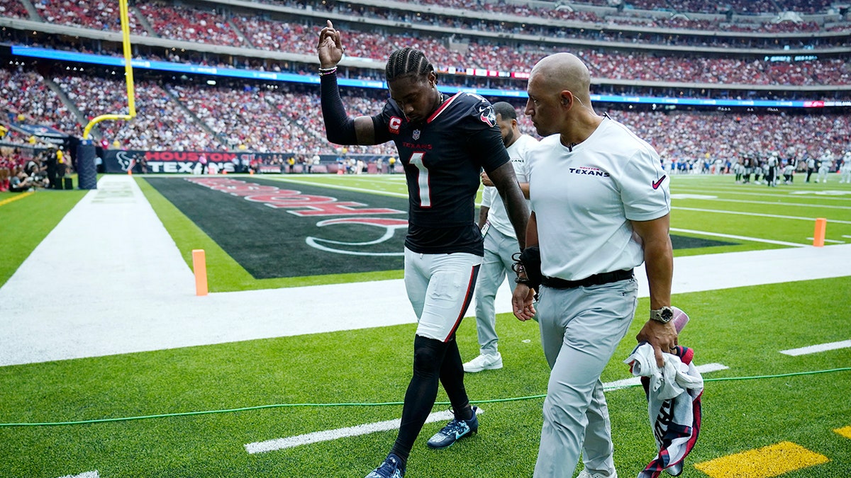 Stefon Diggs salutes fans