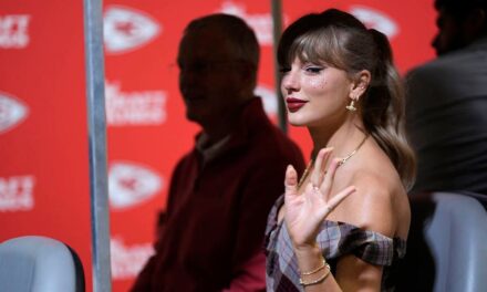 Taylor Swift returns to watch Chiefs take on Saints after missing last 2 games