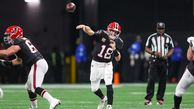 Atlanta Falcons QB Kirk Cousins throws it across the middle of the field vs. the Tampa Bay Buccaneers in NFL Week 5 at Mercedes-Benz Stadium. (Brett Davis-Imagn Images)