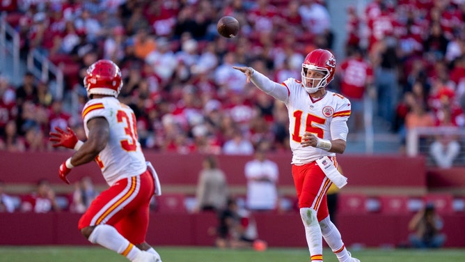 Kansas City Chiefs QB Patrick Mahomes checks down to RB Samaje Perine vs. the San Francisco 49ers at Levi's Stadium. (Kyle Terada-Imagn Images)