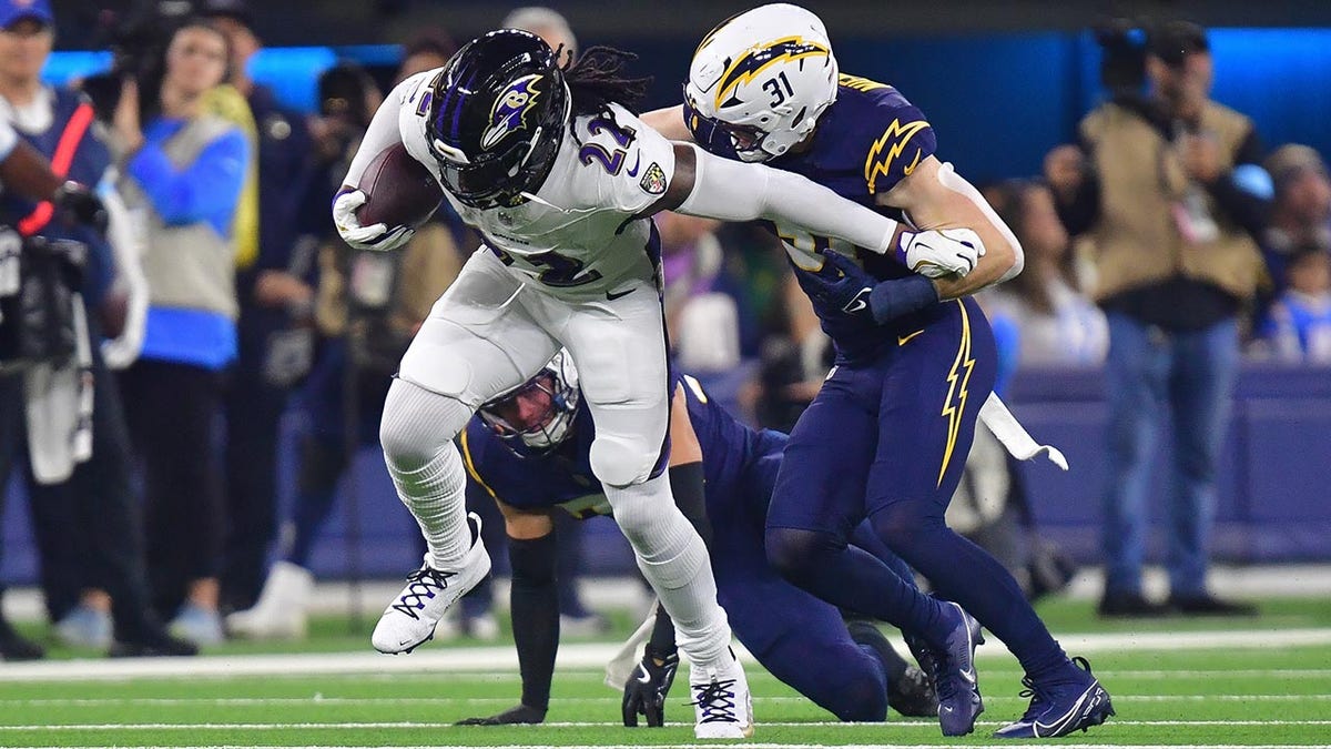 Derrick Henry fights off tacklers