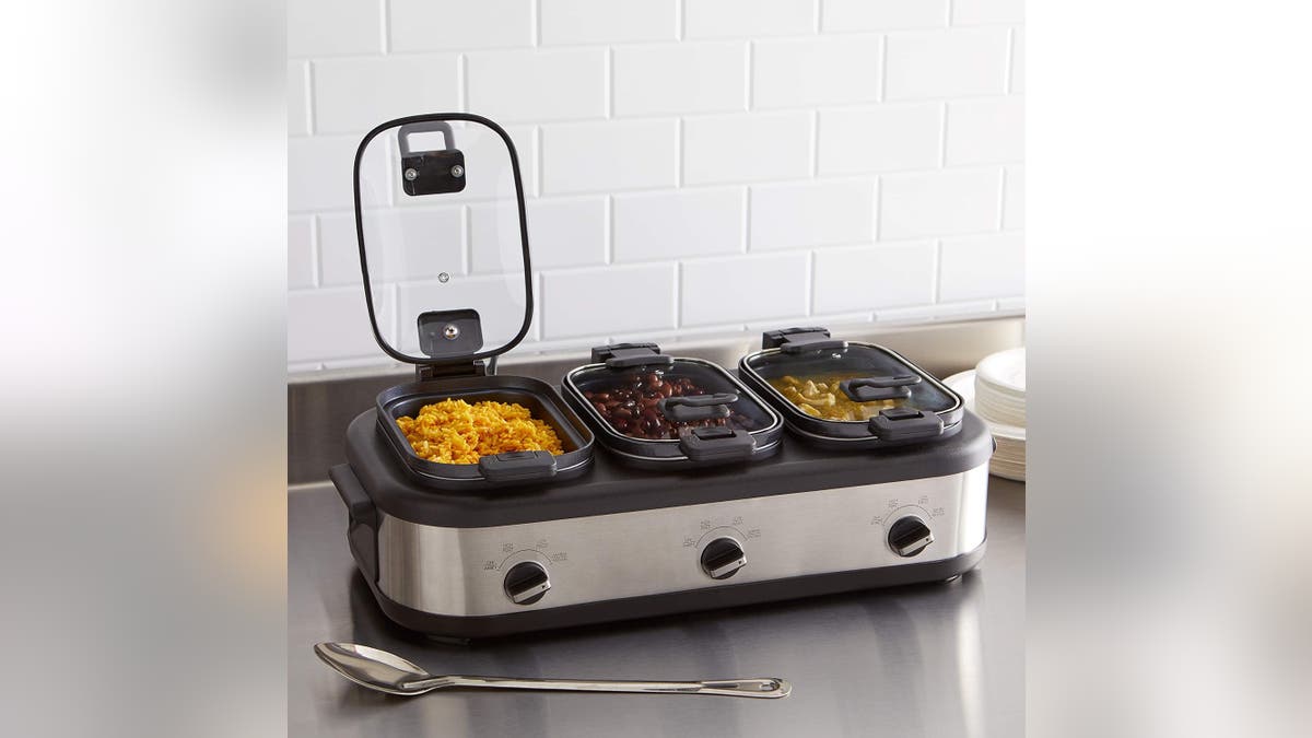 Keep all your delicious homemade foods warm with this buffet warmer. 