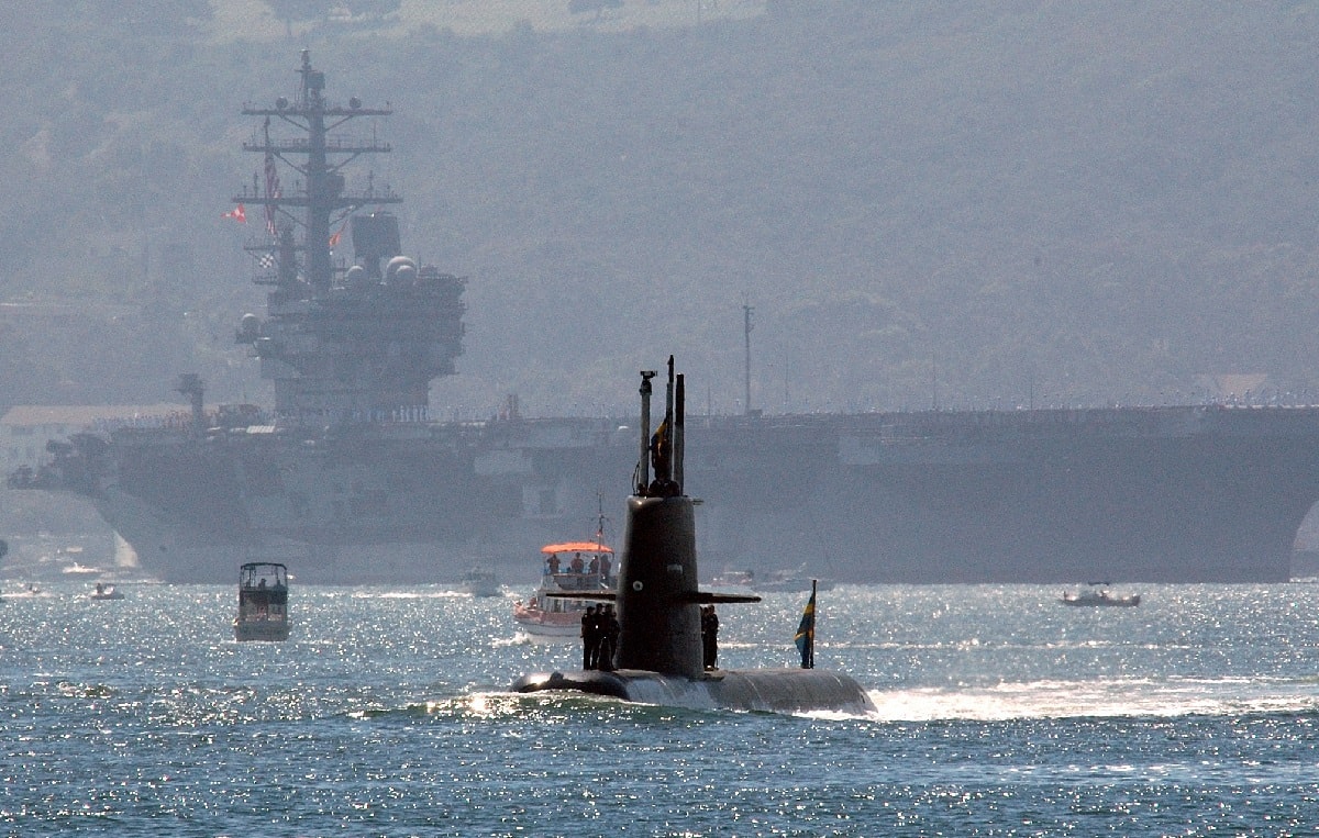 051001-N-1722M-355 San Diego (Oct. 1, 2005) The Swedish diesel-powered attack submarine HMS Gotland transits through San Diego Harbor with the Nimitz-class aircraft carrier USS Ronald Reagan (CVN 76) following close behind during the ÒSea and Air ParadeÓ held as part of Fleet Week San Diego 2005. Fleet Week San Diego is a three-week tribute to Southern California-area military members and their families. U.S. Navy photo by Photographer's Mate 1st Class Michael Moriatis (RELEASED)