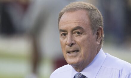 Al Michaels’ Quirks Define Amazon’s NFL Broadcasts 