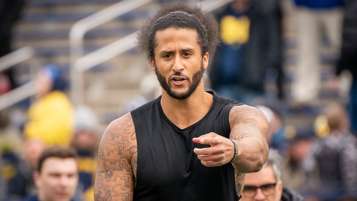 Colin Kaepernick points