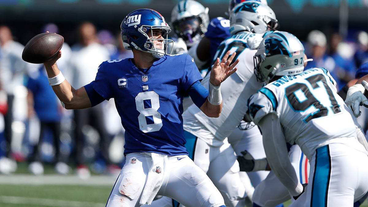 Daniel Jones throwing vs Panthers