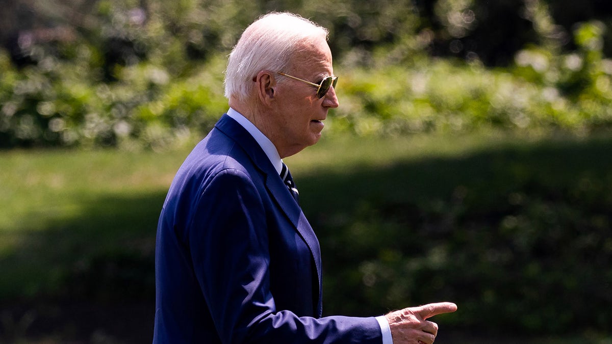 Biden walks back to the White House from Marine One