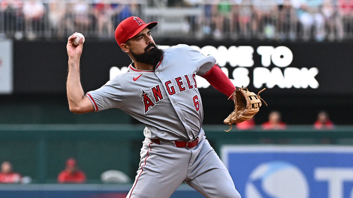 Anthony Rendon throws