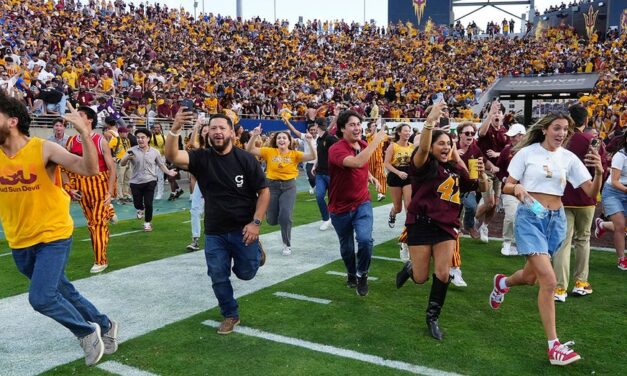 Arizona State fans storm field with time on clock, causing lengthy delay; Sun Devils post last-second win