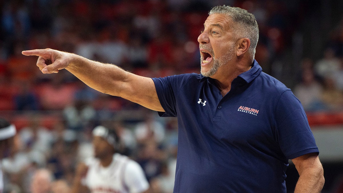 Bruce Pearl yells