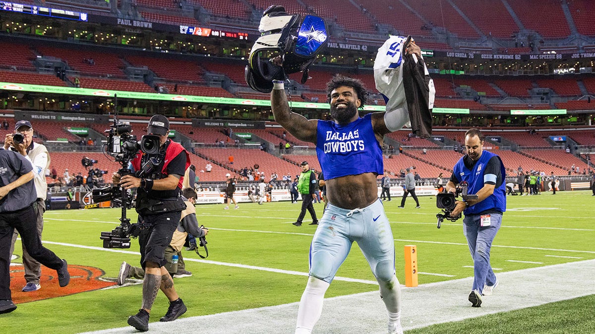 Ezekiel Elliott celebrates