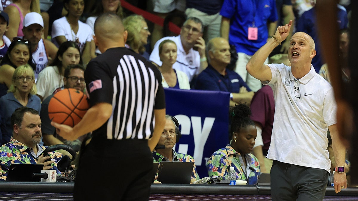 Dan Hurley yells at a ref