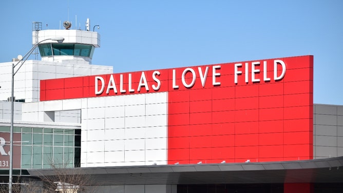 drunk man tased arrested at dallas airport