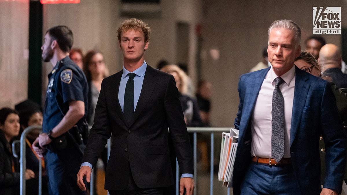 Daniel Penny arrives to court alongside attorney Steve Raiser at the New York Criminal Court