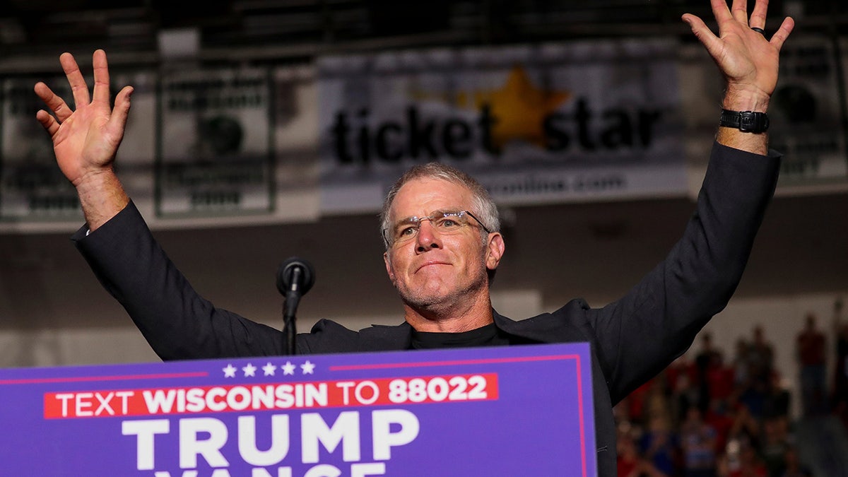 Brett Favre arms up at Trump rally in Wisconsin