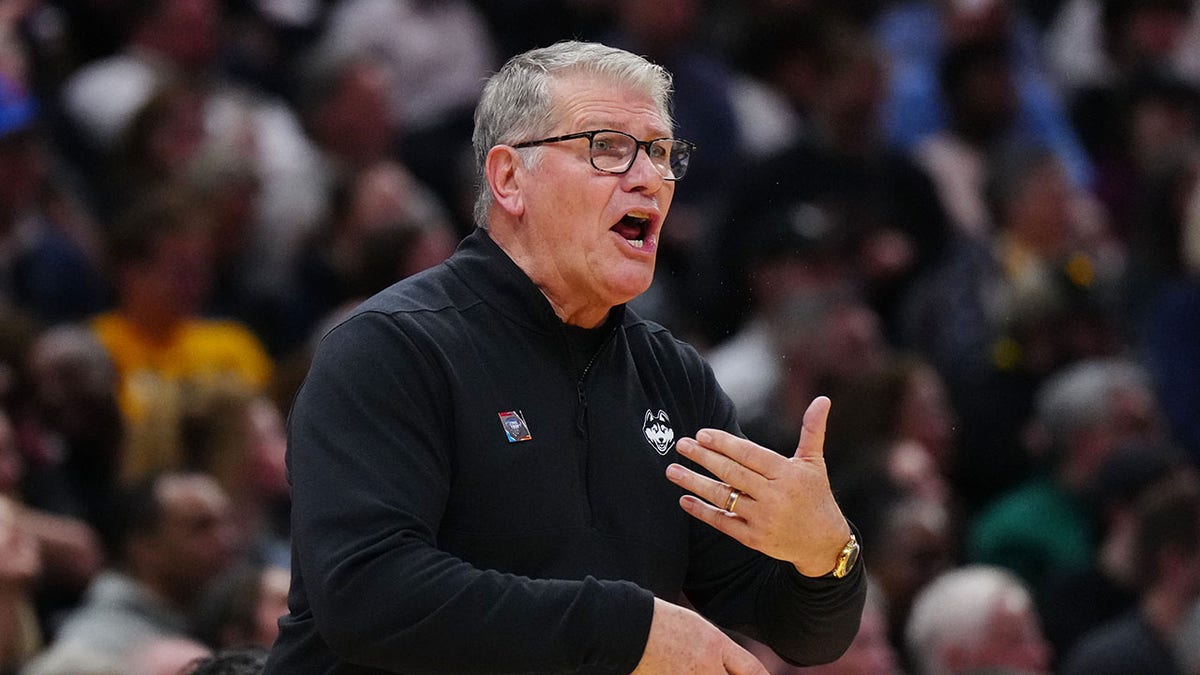 Geno Auriemma talks on court