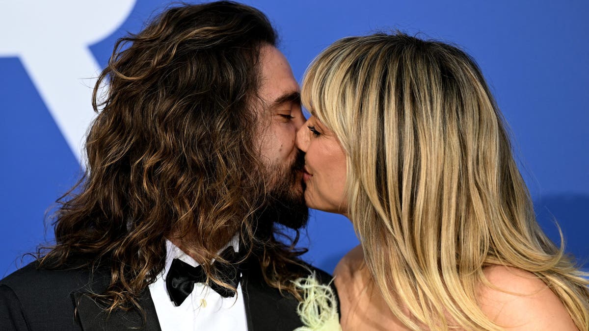 Tom Kaulitz, Heidi Klum share a kiss