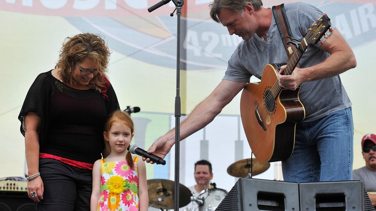  Darryl Worley introduces his wife Kimberly and daughter Savannah in 2013 